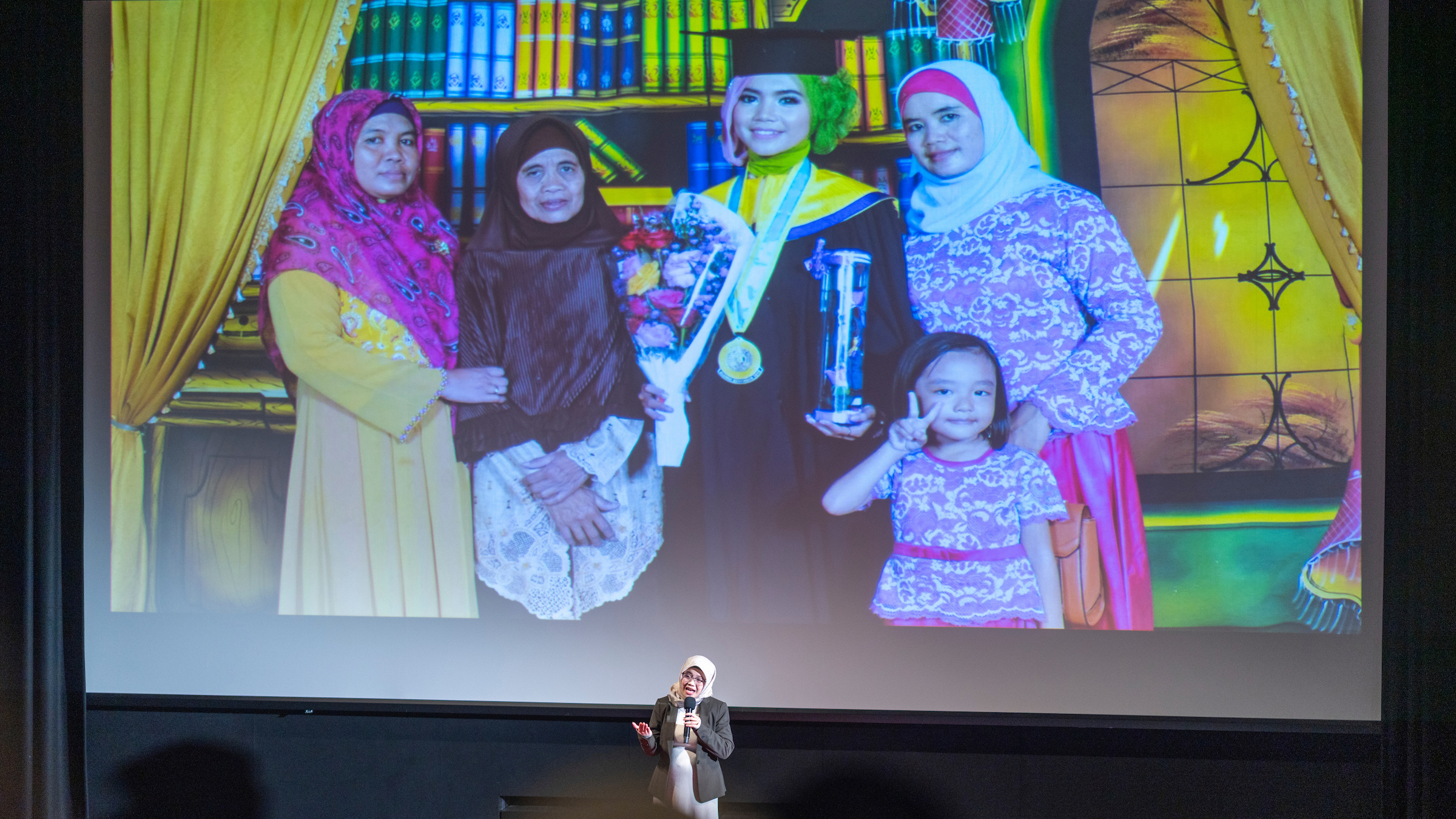 Nihayatul presenting "Health insurance: Beyond coverage" at the ANU 3MT Grand Final. Image: Jamie Kidston/ANU