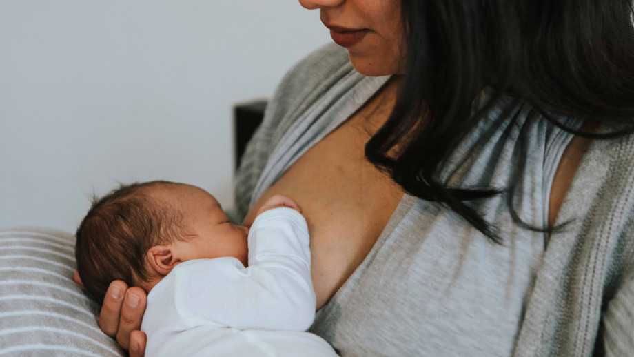 Image: Rawpixel.com/Shutterstock.com Mother breastfeeding
